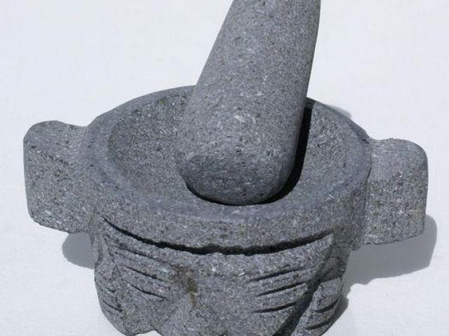 Las piedritas de moler hechas a mano talladas de piedra volcanica los morteros y planchas para asar