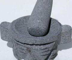 Las piedritas de moler hechas a mano talladas de piedra volcanica los morteros y planchas para asar